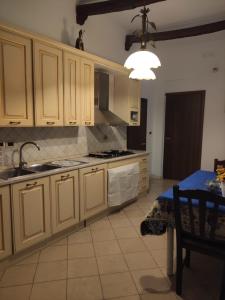 卡斯特拉玛雷帝斯达比亚Anema & Core的厨房配有白色橱柜、水槽和桌子