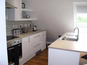 Furneux PelhamSpring Paddocks B&B的厨房配有白色橱柜和水槽