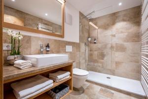 施利尔塞Alperie Ferienhaus的浴室配有盥洗盆、卫生间和浴缸。