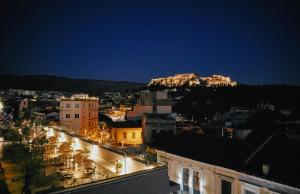雅典MiraMe Athens Boutique Hotel-House of Gastronomy的享有雅典卫城的夜间城市景观
