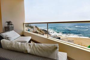 利马Espacio Luxury Apartaments Frente al Mar- Playa Señoritas, Punta Hermosa的客房设有海景阳台。