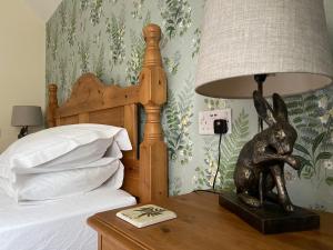 霍舍姆Lancasters Cottage的床头桌旁的灯