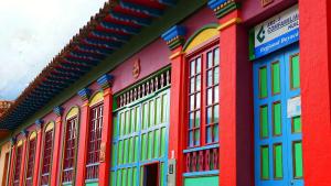 拉基拉Casona 1865的建筑物上一排色彩缤纷的门