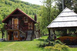 莫伊科瓦茨Ethno Village Štitarica的院子中的小房子和凉亭