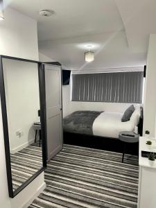 伦敦Wisteria Studio的酒店客房,配有床和镜子