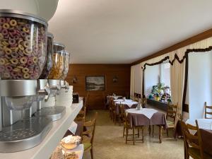 巴德加斯坦施坦巴切旅馆的一间在房间内配有桌椅的餐厅