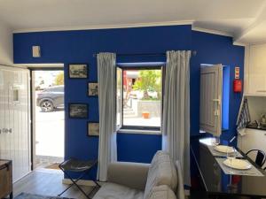 克卢什Casa do Chinelo Azul的蓝色的客厅配有沙发和窗户