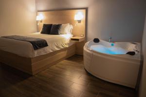 危地马拉安地瓜卡萨贝拉精品酒店的酒店客房配有一张床和浴缸。