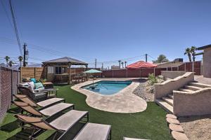 哈瓦苏湖城Updated Home with Outdoor Oasis, 2 Mi to Lake!的后院设有游泳池、草坪椅和游泳池