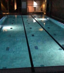 普奇雷奇圣玛蒂旅馆的一座建筑物的游泳池