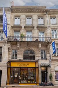 波尔多Urban Style Bordeaux Centre Hotel de la Presse的前面有商店的建筑