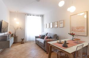 下麦克加诺Casa del Borgo "Terra & Fuoco" sul Lago Maggiore的客厅配有沙发和桌子