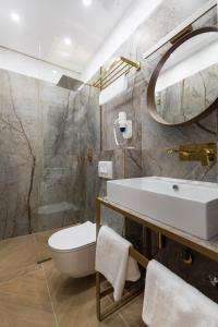 斯普利特Bošket Luxury Rooms的一间带水槽、卫生间和镜子的浴室