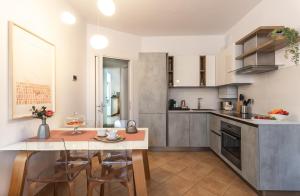 下麦克加诺Casa del Borgo "Terra & Fuoco" sul Lago Maggiore的厨房配有桌子和台面