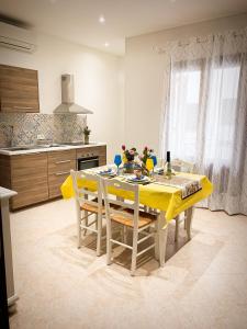 圣维托罗卡波Talos Apartments的厨房配有带黄桌布的餐桌