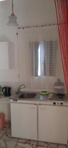 派尔季卡Villa Rodanthos的白色的厨房设有水槽和窗户