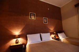 帕拉马阿尔戈酒店的酒店客房设有一张大床和两盏灯