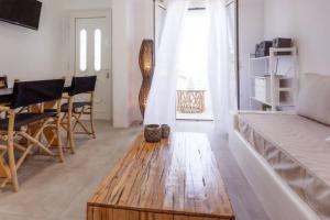 迈加洛丘里Athena's View的带沙发和木制咖啡桌的客厅