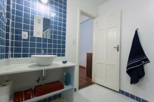 里约热内卢Casa Saga - All Suites的浴室配有水槽和蓝色瓷砖墙。