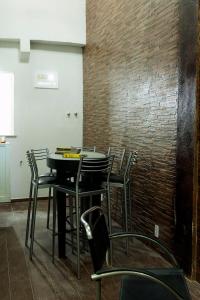 里约热内卢Casa Saga - All Suites的砖墙房里的桌椅