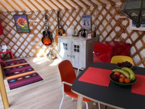 宗讷迈勒Overnachten in een luxe yurt!的蒙古包内带桌椅的房间