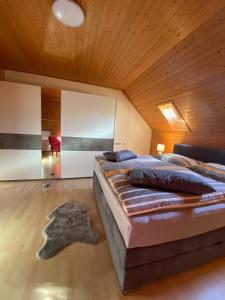巴特拉德克斯堡ALTSTADT-APARTMENTS Bad Radkersburg - Ihr Zuhause auf Reisen的一间卧室设有一张床和木制天花板