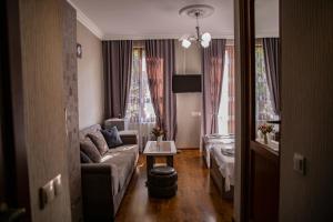 第比利斯Family Hotel Kolorit Old Tbilisi的客厅配有沙发和桌子