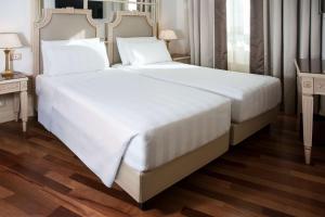 罗马Radisson Blu GHR Rome的一张大白色的床,位于酒店客房内
