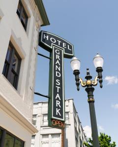 波特兰Hotel Grand Stark的酒店和街道灯的路标