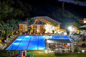 保罗工程师镇-迪弗隆廷Hotel Fazenda Santa Barbara的一座晚上设有游泳池的房子