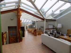乌斯怀亚潘塔哥尼亚雅尔克旅馆的温室设有玻璃屋顶,配有桌椅