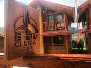 CopeyClusia Lodge的一座带书写cluska山林小屋的标志的木结构建筑