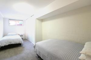 伊登Bellevue On the Bay的一间卧室设有两张床和窗户。