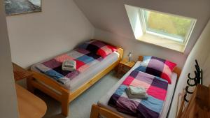 特希尔Hofcafé & Ferienhof Akkens的小型客房设有两张单人床和窗户。