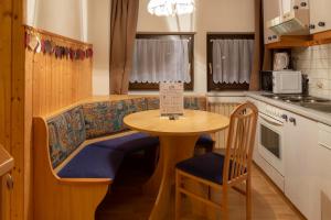 拉肯霍夫四季公寓的小厨房配有桌椅