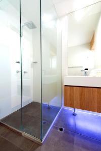 努萨角努萨沙堡酒店的一间带玻璃淋浴和水槽的浴室