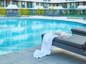 北克莱顿墨尔本莫纳什宾乐雅酒店的游泳池旁长凳上的毯子