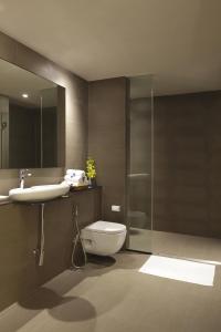 新德里国际机场T3航站楼智选假日酒店的一间浴室