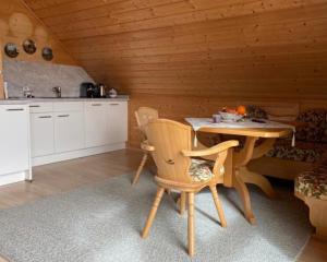 PflachFerienwohnung Lechglück的小屋内的厨房配有桌椅