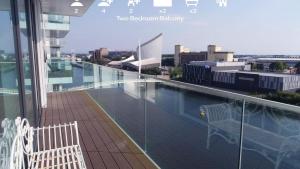 曼彻斯特Media City Salford Quays的大楼顶部带游泳池的阳台
