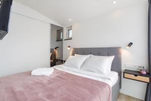 派尔努Villa Aia Apartment的卧室配有带白色枕头的大床