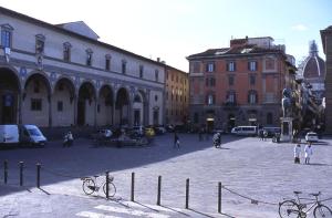 佛罗伦萨都方泰酒店的街道上一座城市广场,广场上设有建筑和自行车