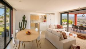 萨洛夫雷Las Terrazas Villa 3的客厅配有沙发和桌子