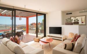 萨洛夫雷Las Terrazas Villa 3的客厅配有两张沙发和一台电视