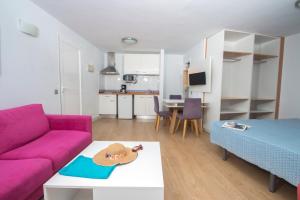 英格兰海滩Alsol Los Caribes 2 - Adults Only的客厅配有紫色沙发和桌子