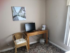 艾尔德里Fairview Bed and Breakfast的客房设有书桌、电视和椅子