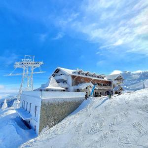 波亚纳布拉索夫Yager Chalet的一座位于雪覆盖的山顶上的建筑