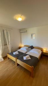 巴尔巴特纳拉布Vila Anica的一间卧室设有两张床和两个窗户。