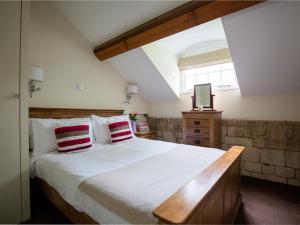 温什科姆Prince Rupert的一间卧室配有一张大床和一台电视。