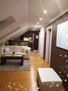 雷瓦Villa Port的客厅配有白色沙发和电视
